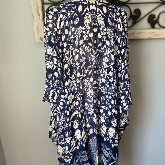 BOHO PEACOCK FLORAL KIMONO NAVY AND WHITE COVERUP - Picture 5 of 5